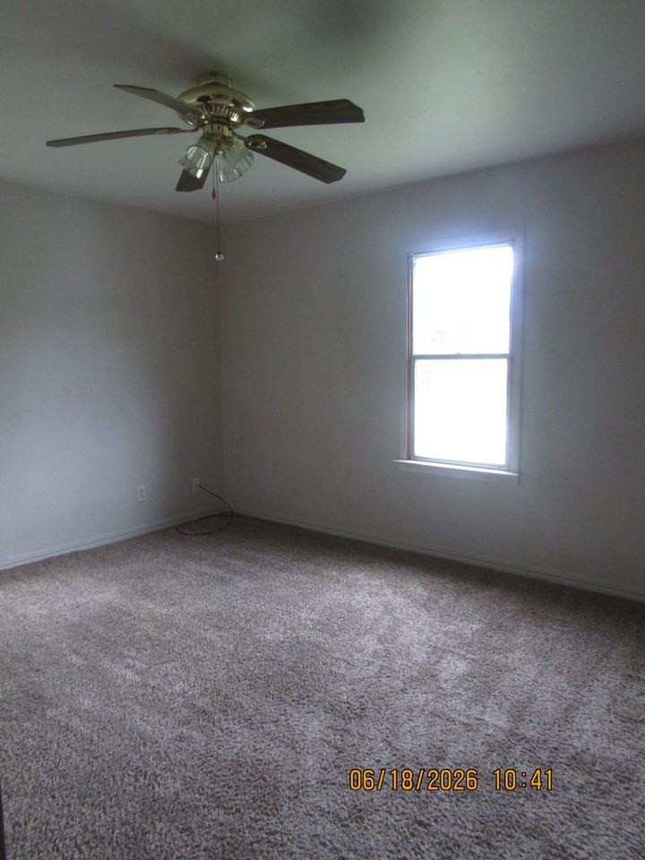 1713 Nw Ozmun Ave - Photo 7 of 11