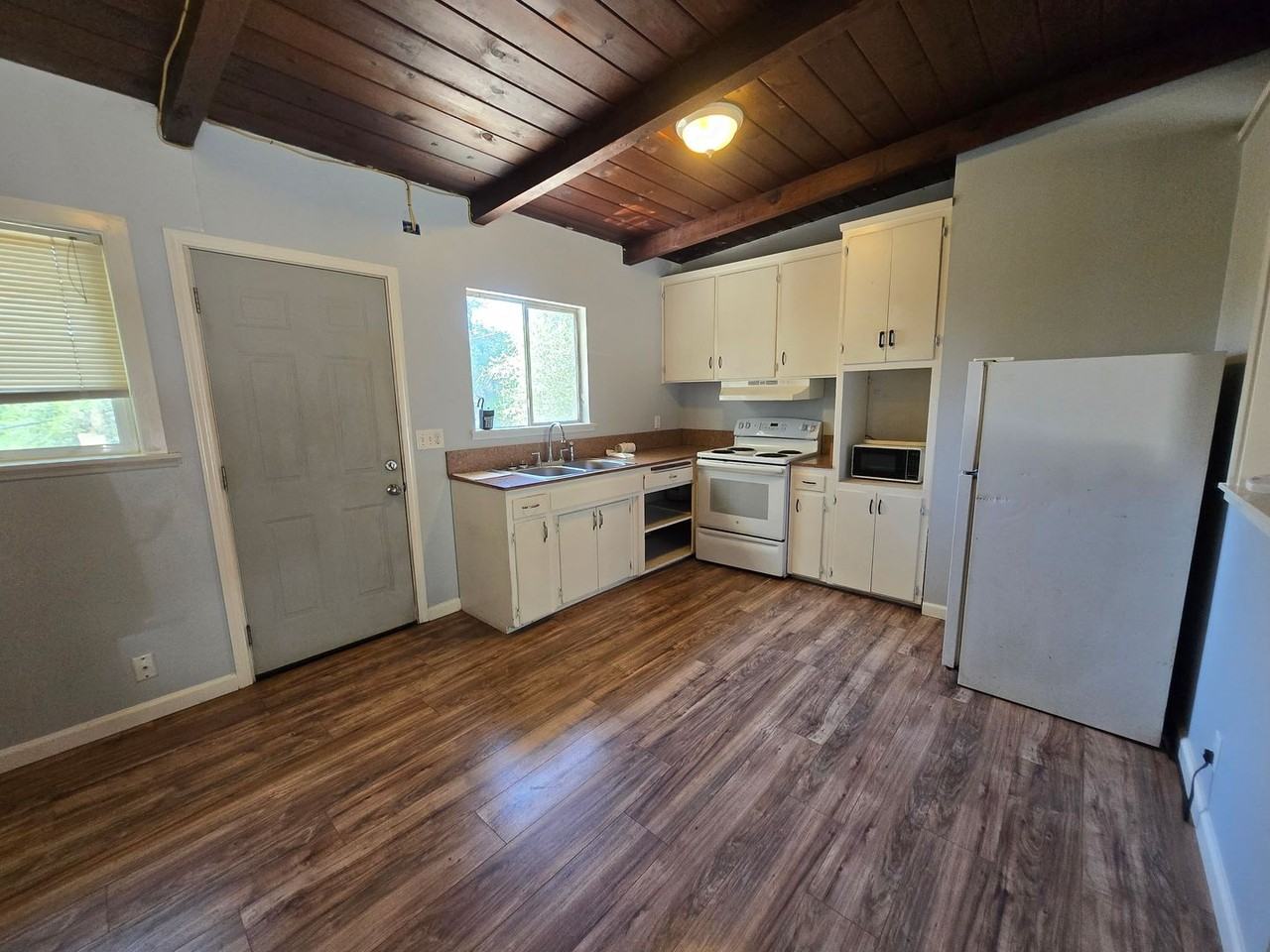 2081 Petri Ln - Photo 3 of 7