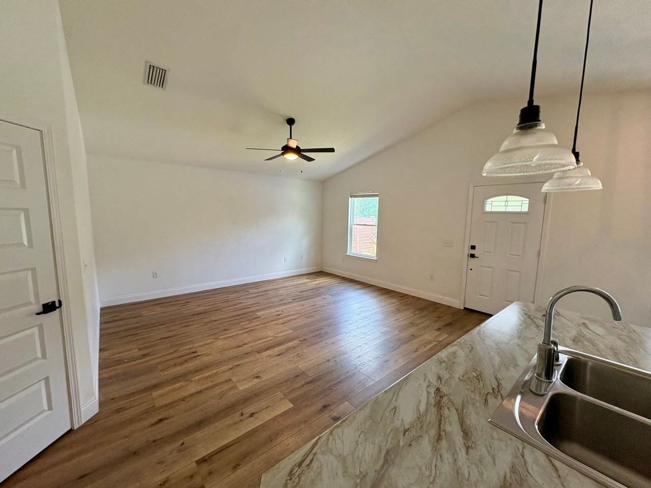 3218 Douglas Rd #B - Photo 4 of 11