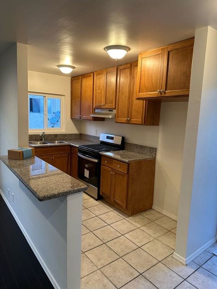 1034 Magnolia Ave - Photo 6 of 24