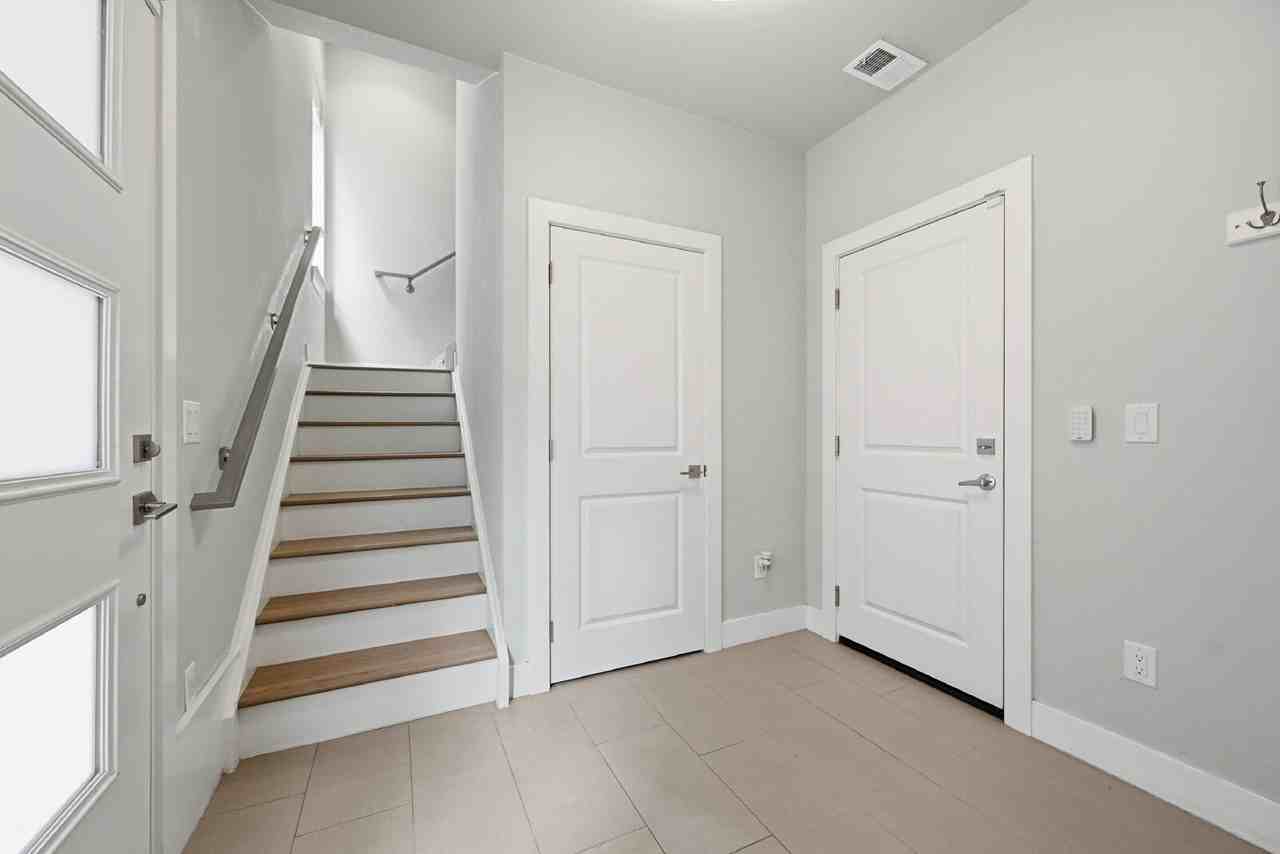1927 N Hooker St - Photo 5 of 47