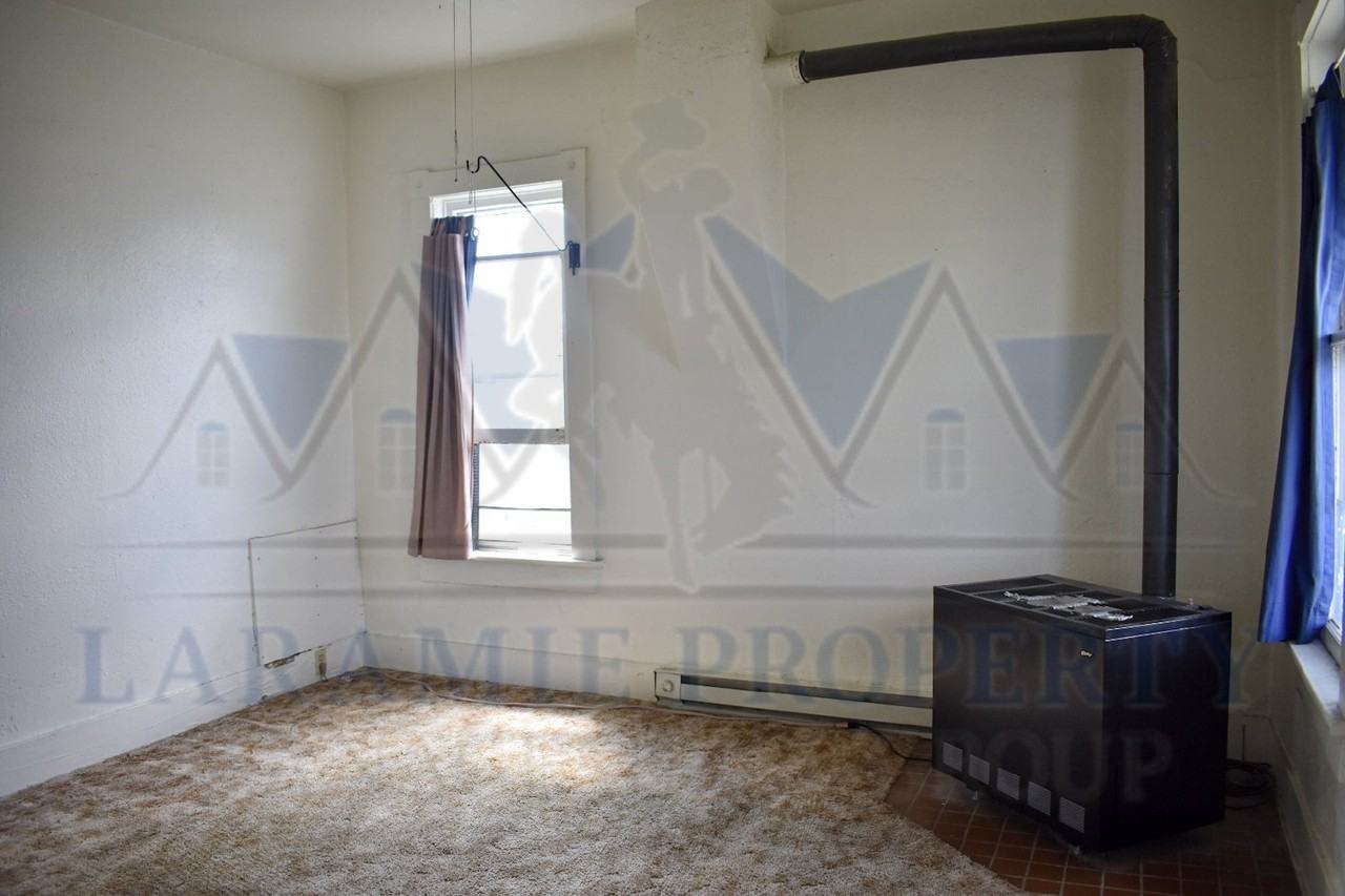 208 E Sheridan St - Photo 2 of 16