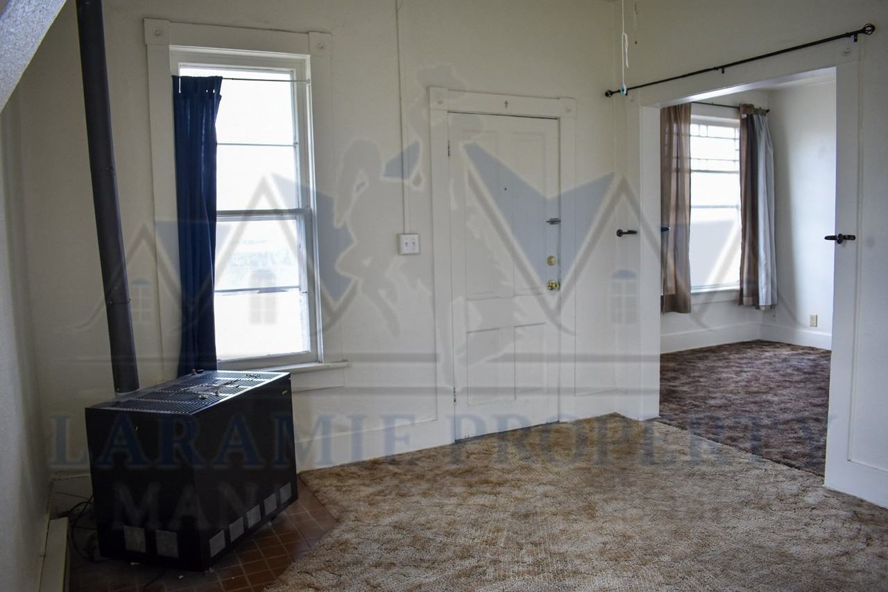 208 E Sheridan St - Photo 3 of 16