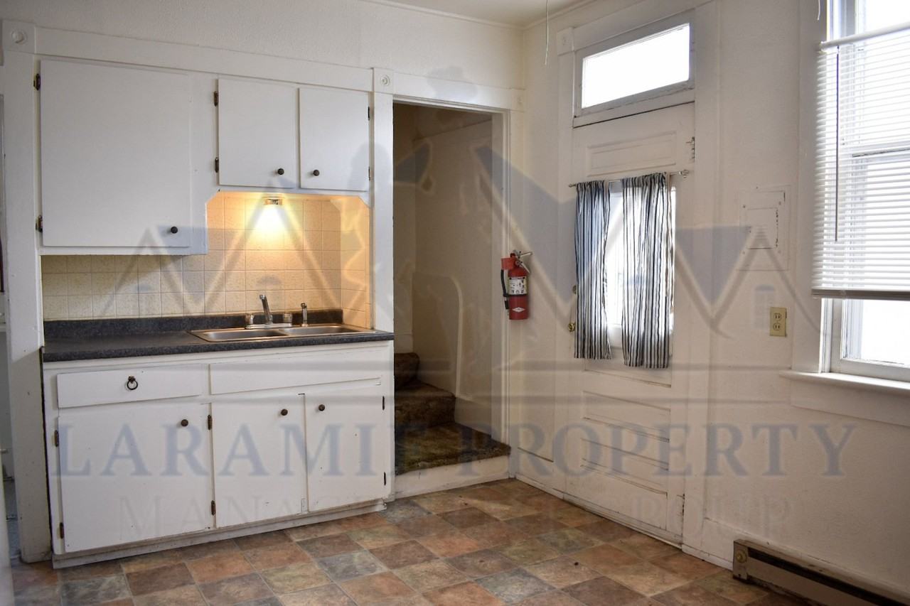 208 E Sheridan St - Photo 5 of 16