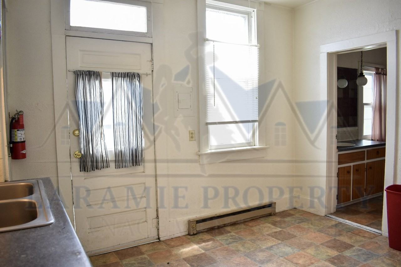 208 E Sheridan St - Photo 6 of 16
