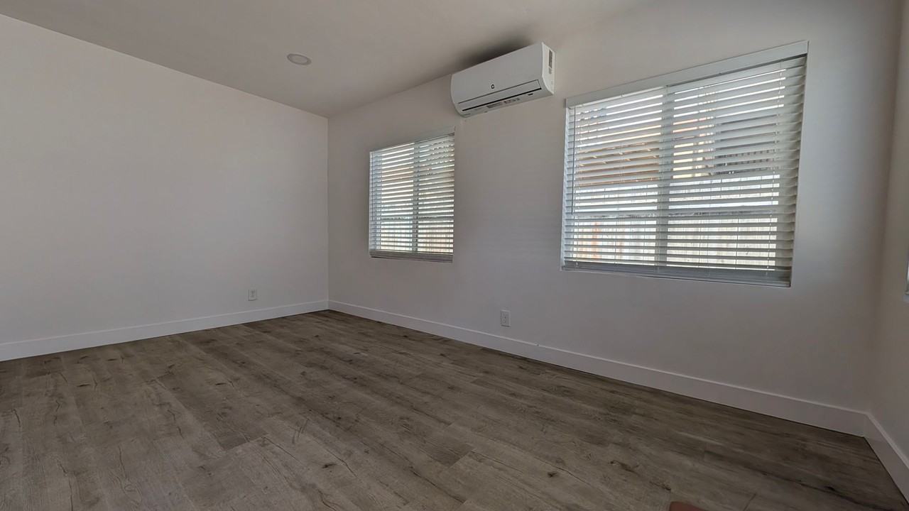 275 Dahlia Ave - Photo 2 of 15