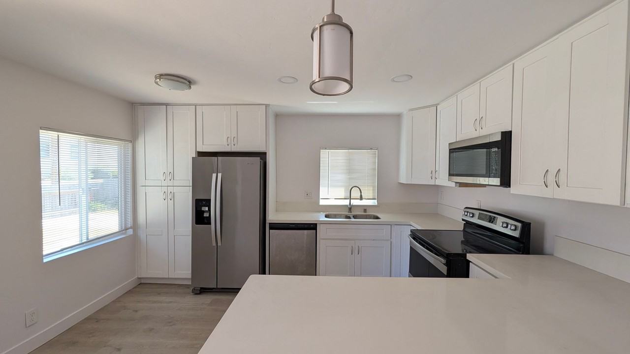 275 Dahlia Ave - Photo 3 of 15