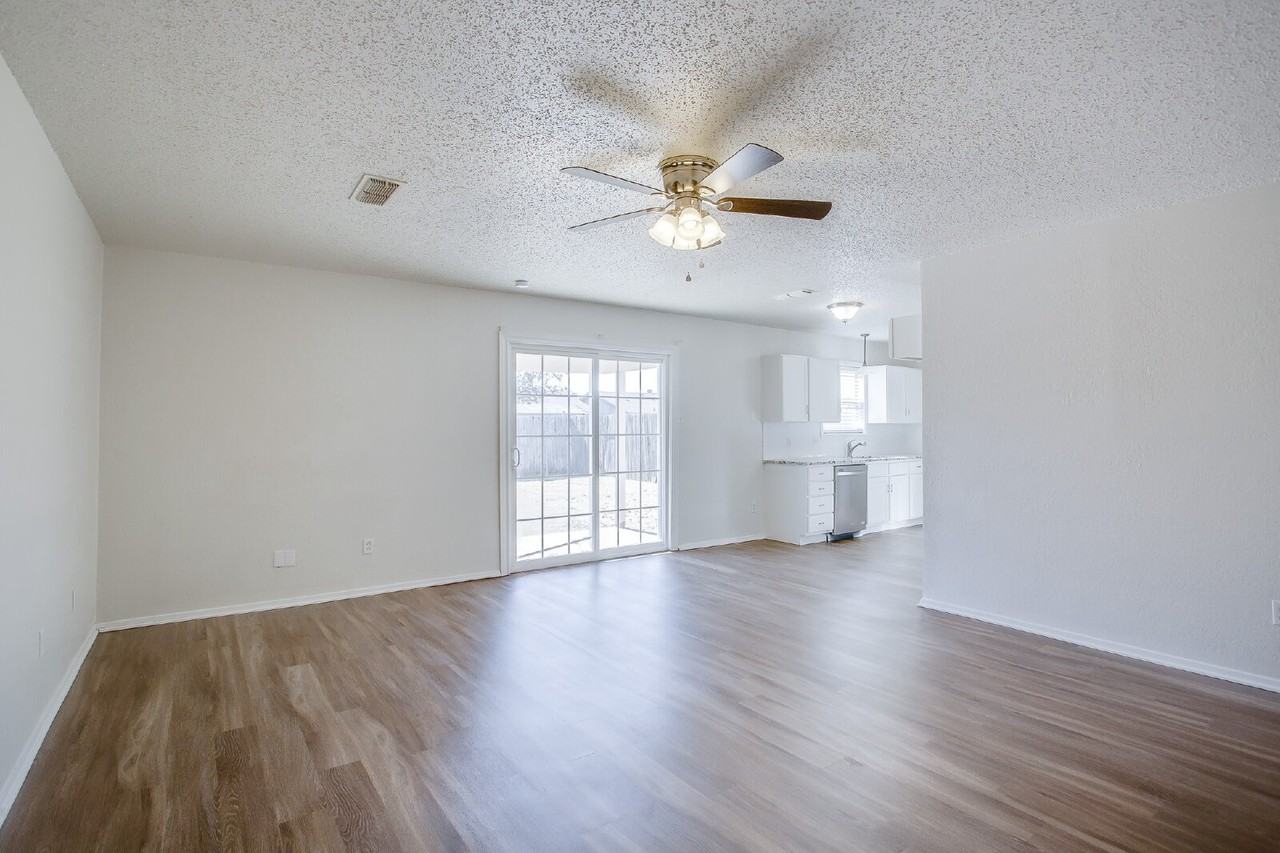 6311 27th St - Photo 5 of 11