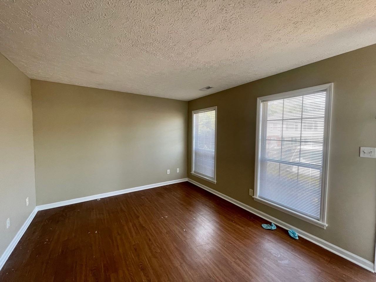 1450 Ashbourne Dr - Photo 2 of 11