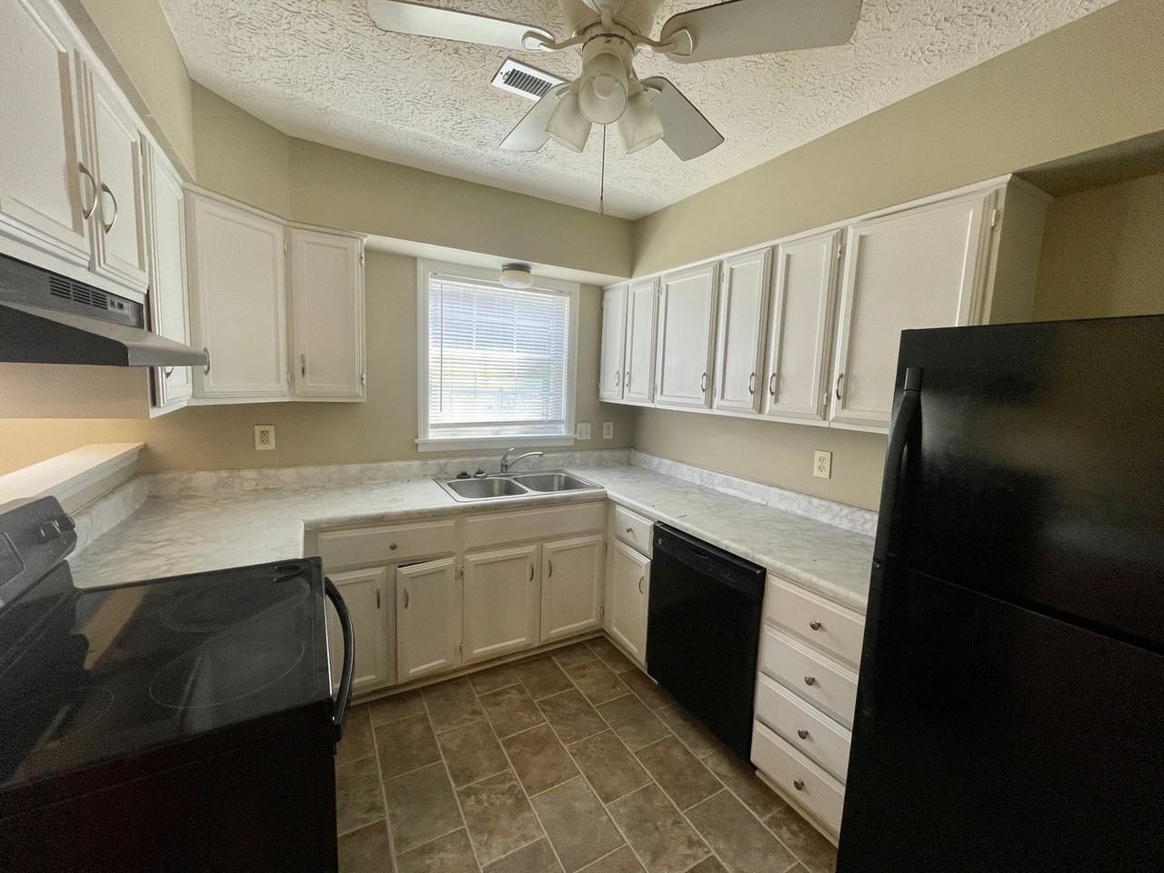 1450 Ashbourne Dr - Photo 4 of 11