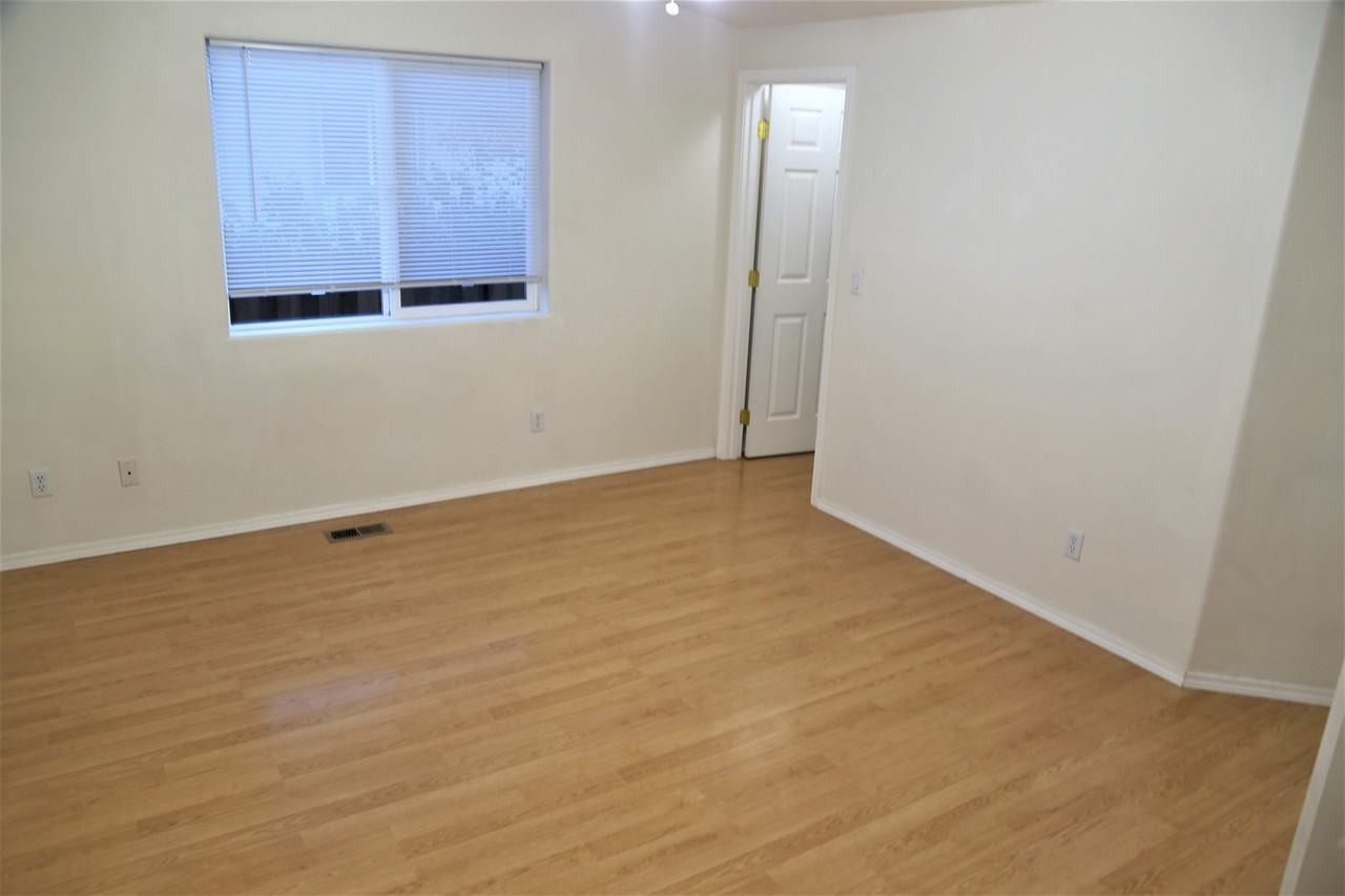 137 Sw Wake Robin Ave - Photo 2 of 14