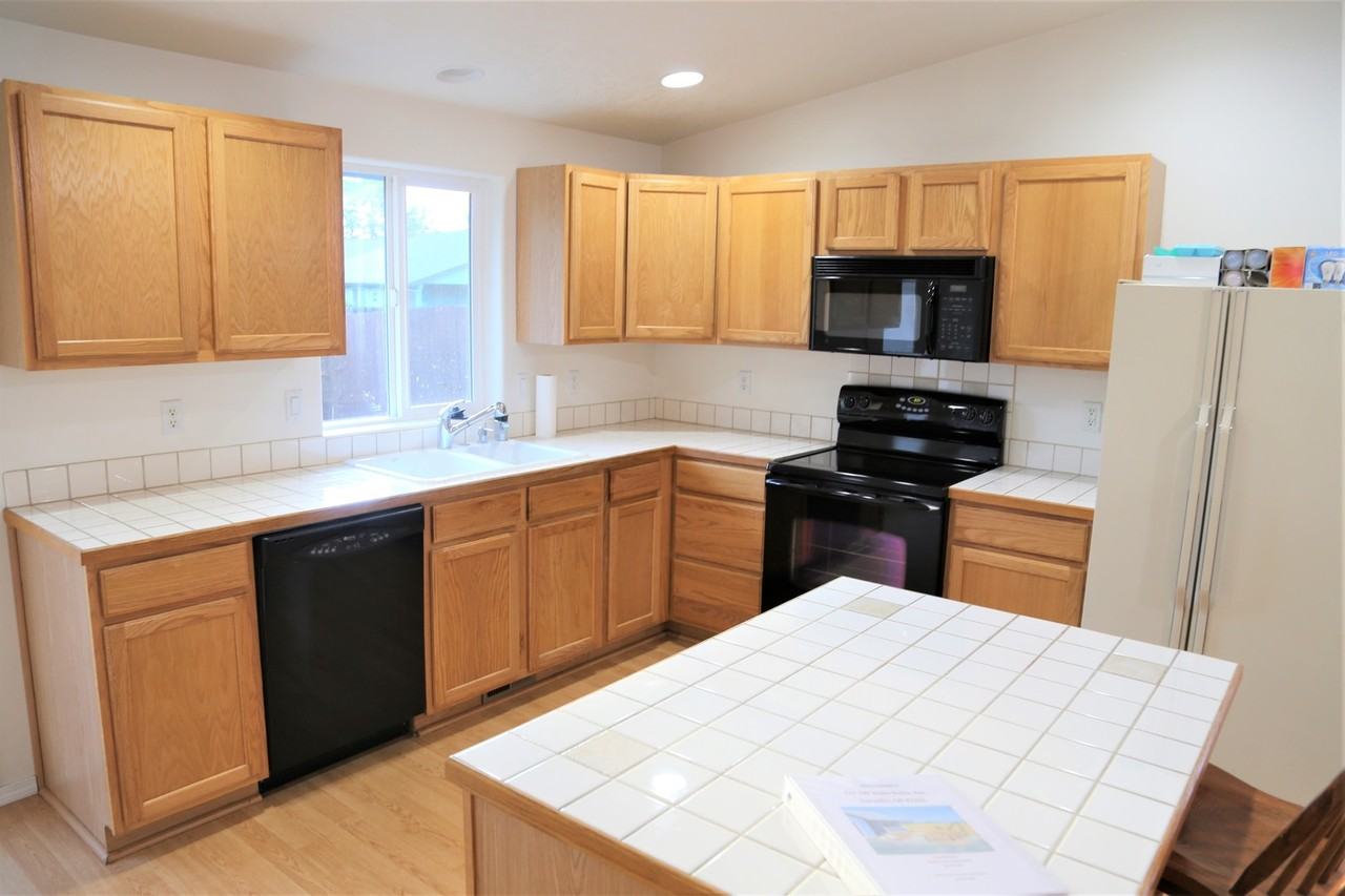 137 Sw Wake Robin Ave - Photo 3 of 14