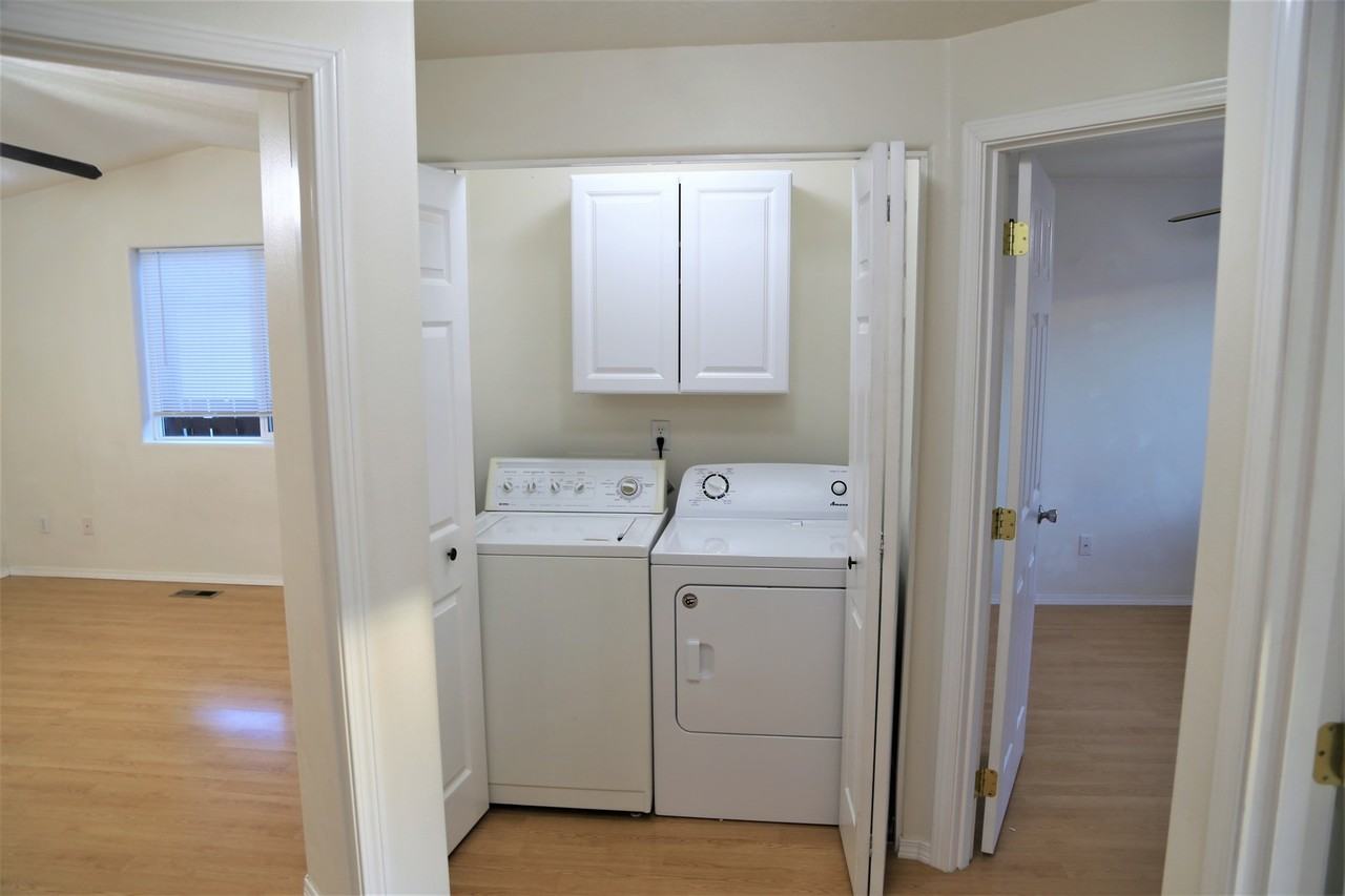 137 Sw Wake Robin Ave - Photo 4 of 14
