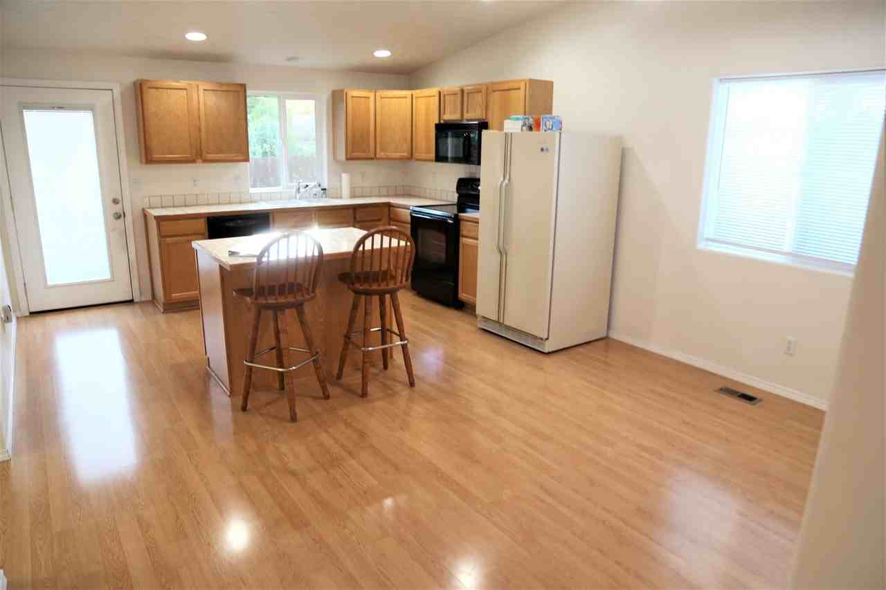 137 Sw Wake Robin Ave - Photo 5 of 14