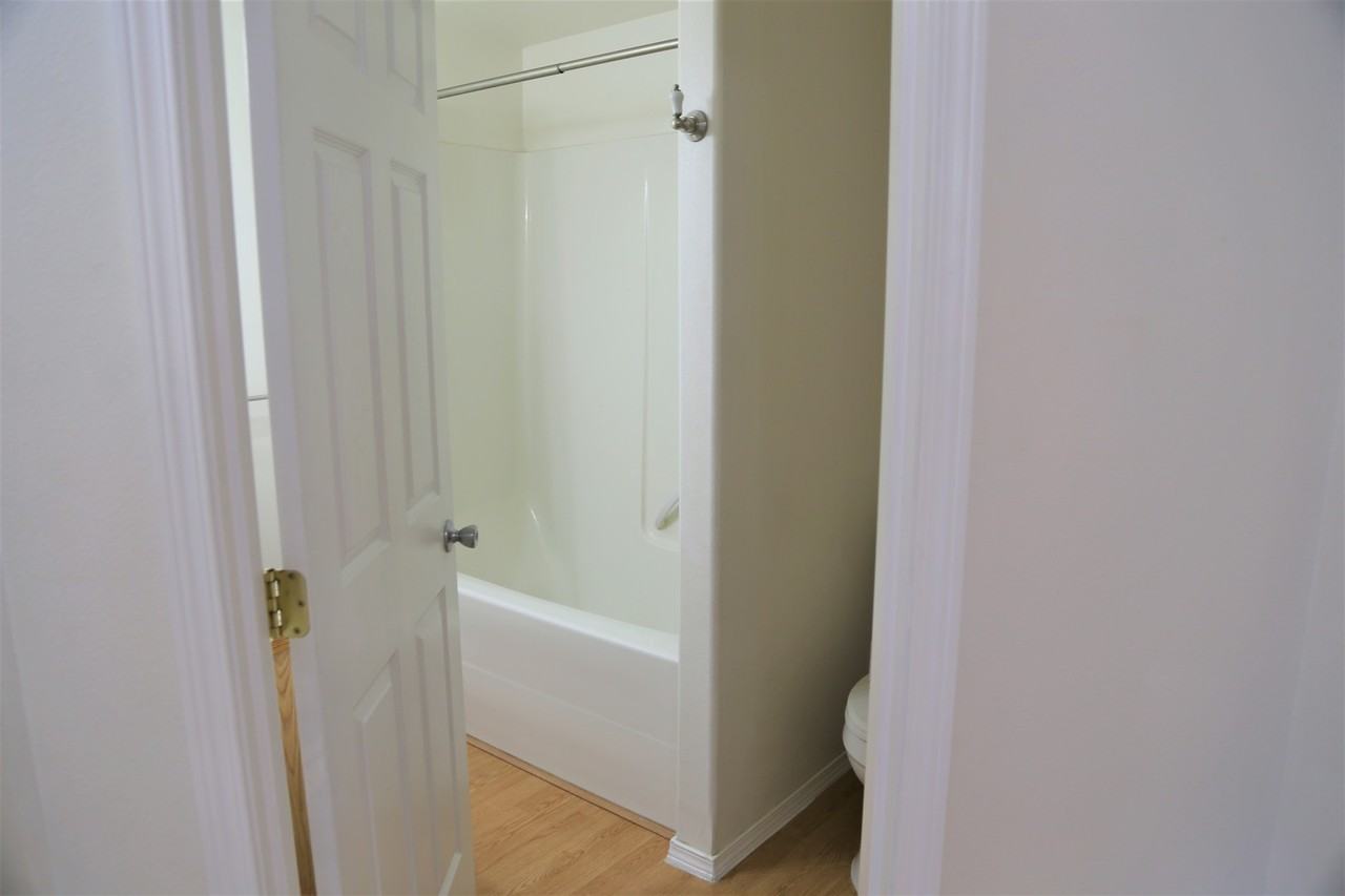 137 Sw Wake Robin Ave - Photo 6 of 14