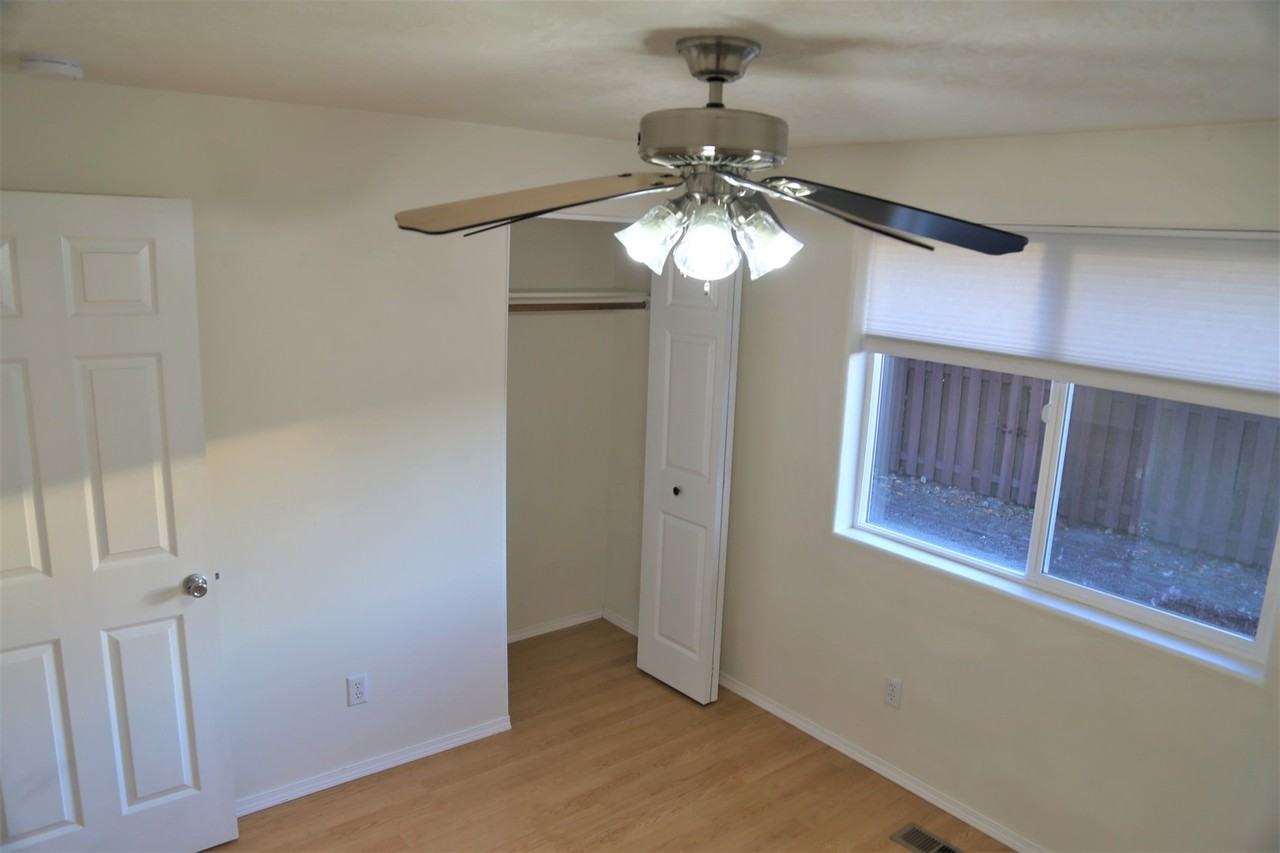 137 Sw Wake Robin Ave - Photo 7 of 14