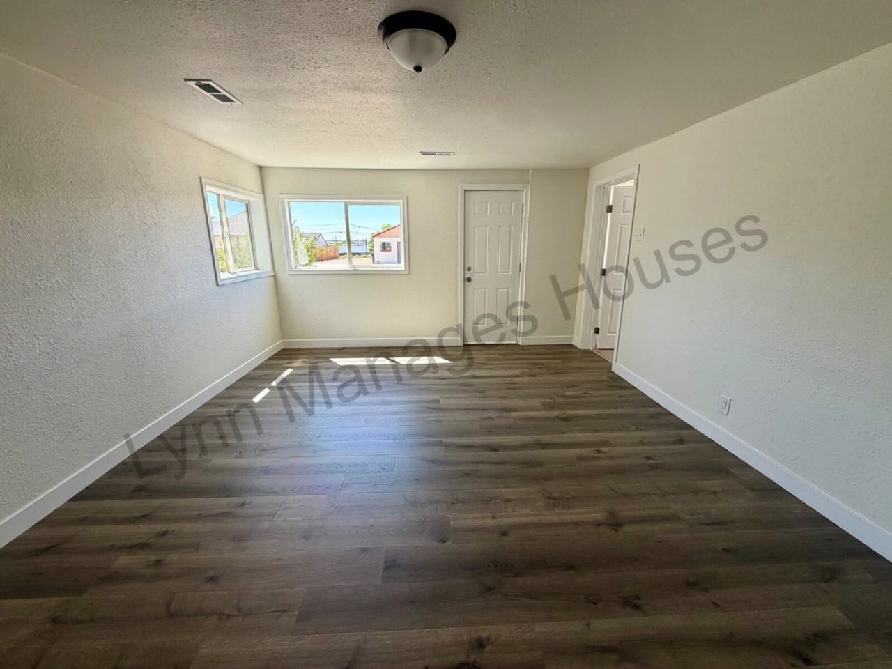 1010 W 20th St - Photo 3 of 17