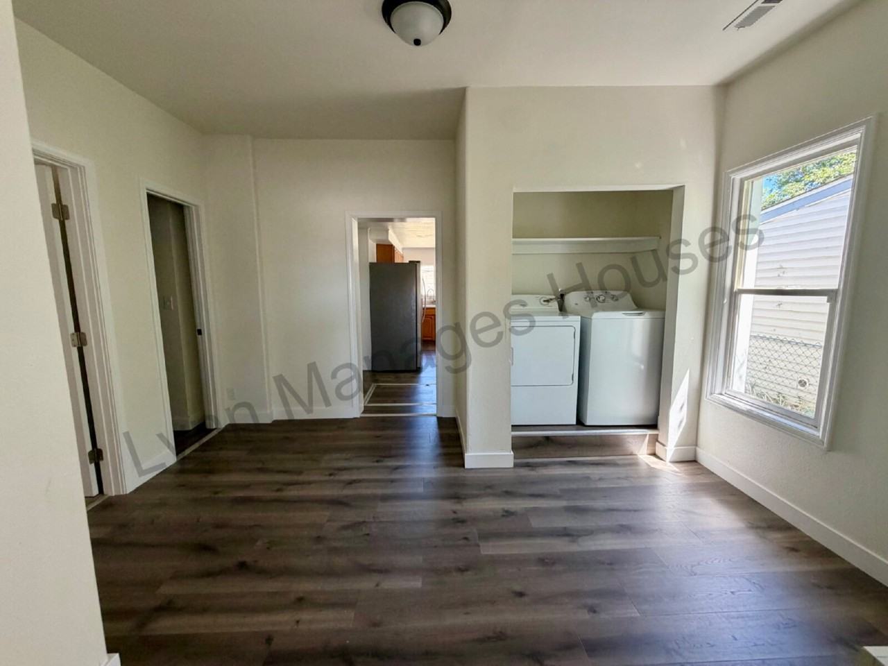 1010 W 20th St - Photo 4 of 17