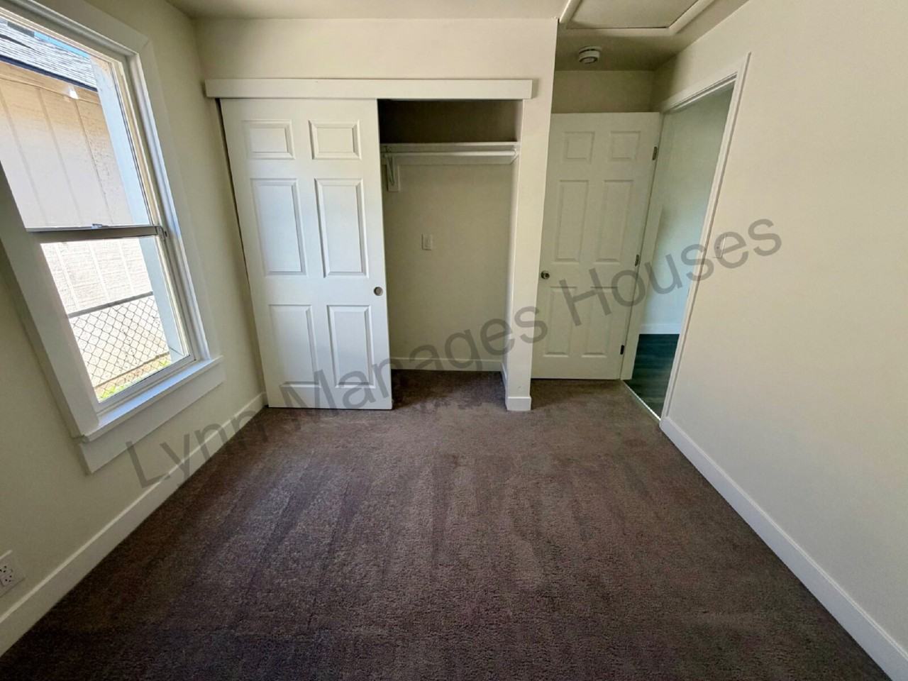 1010 W 20th St - Photo 6 of 17