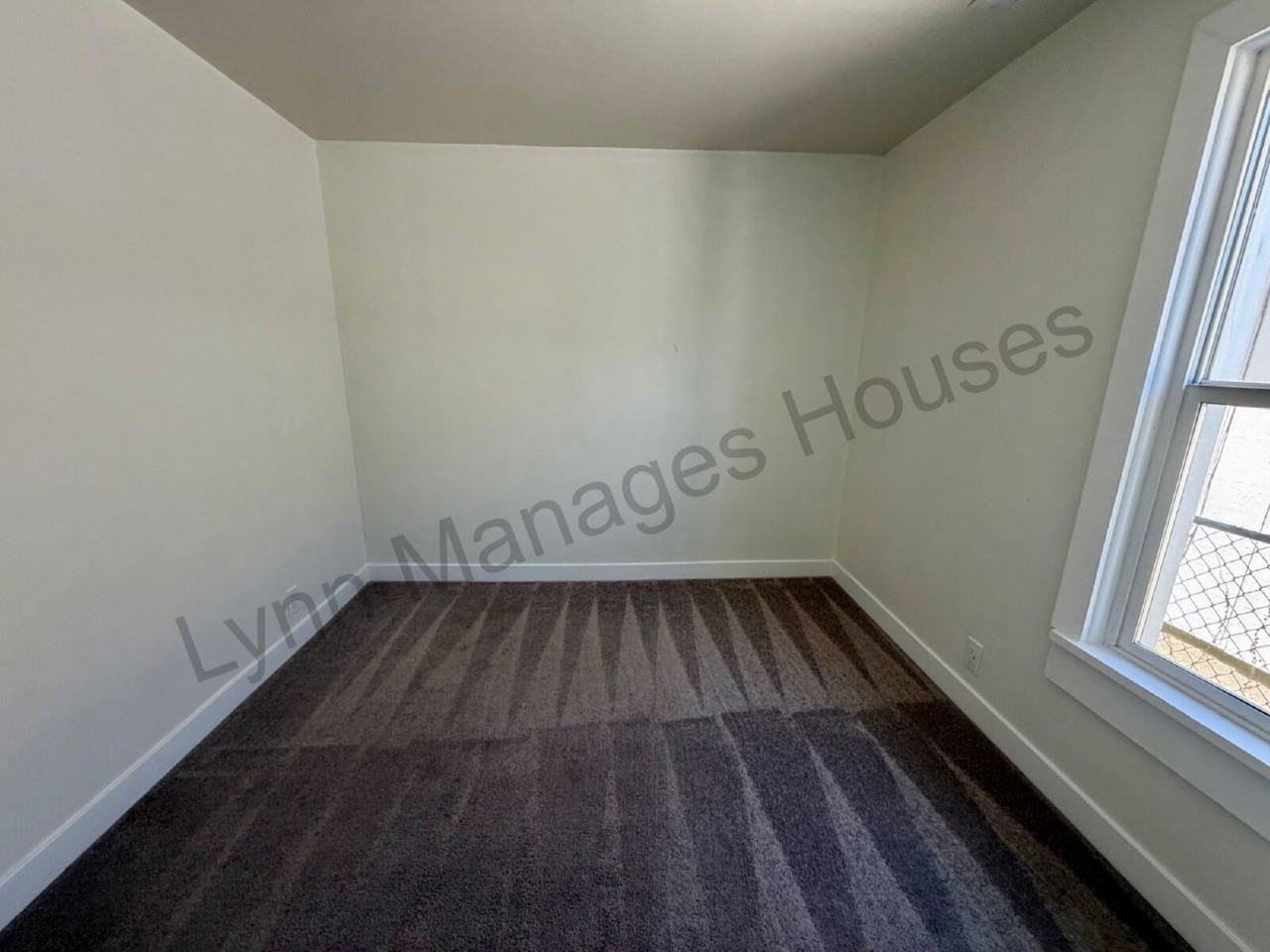 1010 W 20th St - Photo 7 of 17