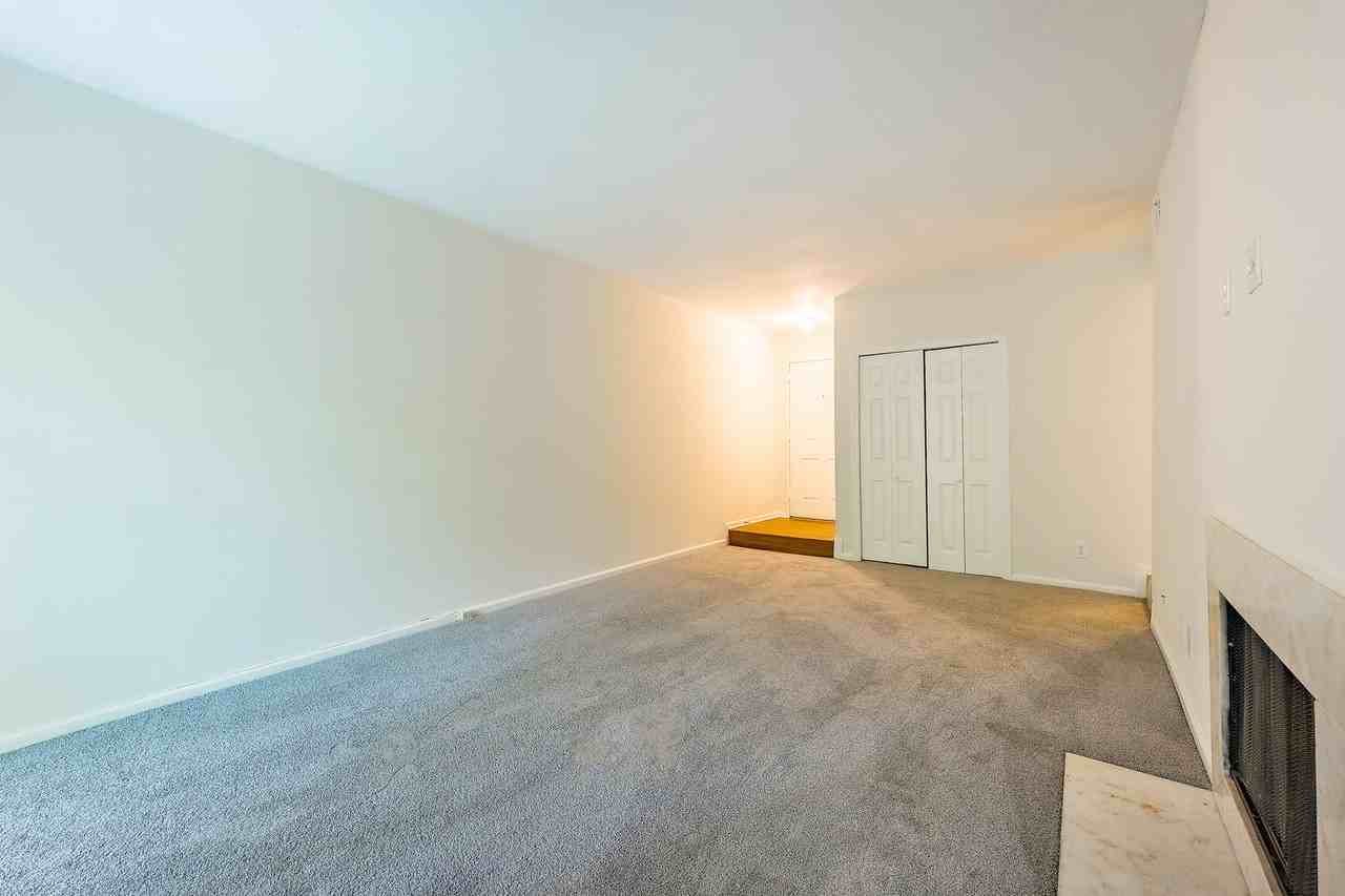 19 Pickering Ct #01 - Photo 6 of 31