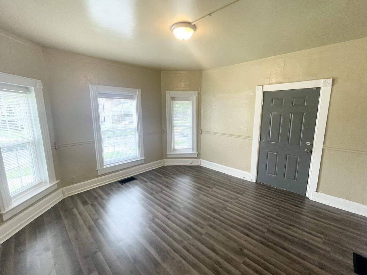 426 N Denny St - Photo 3 of 8