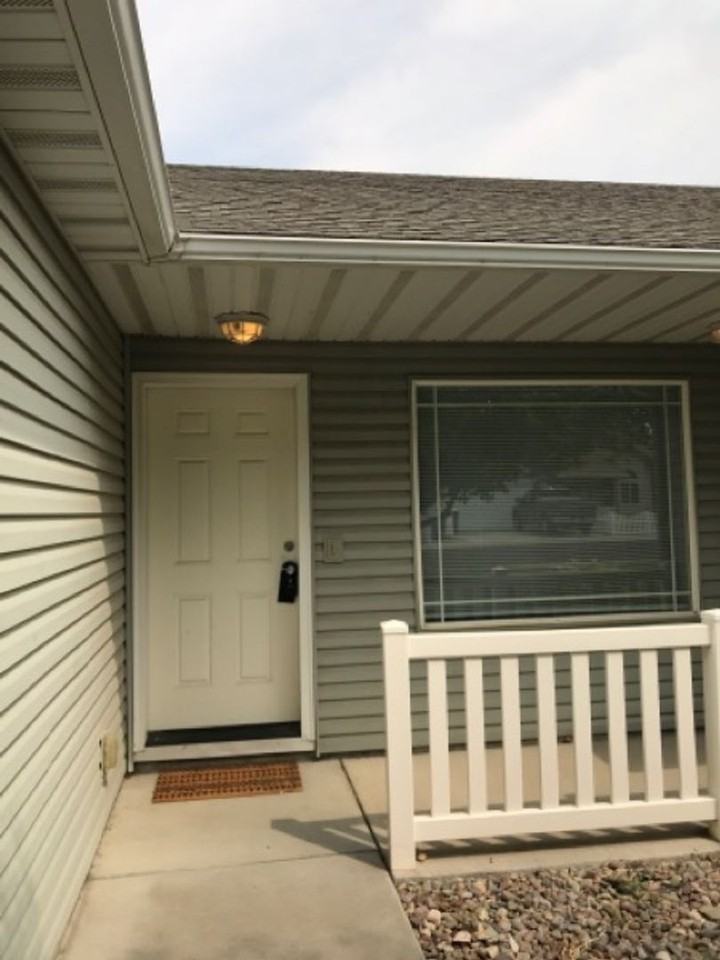 555 Parkwood Dr - Photo 2 of 11