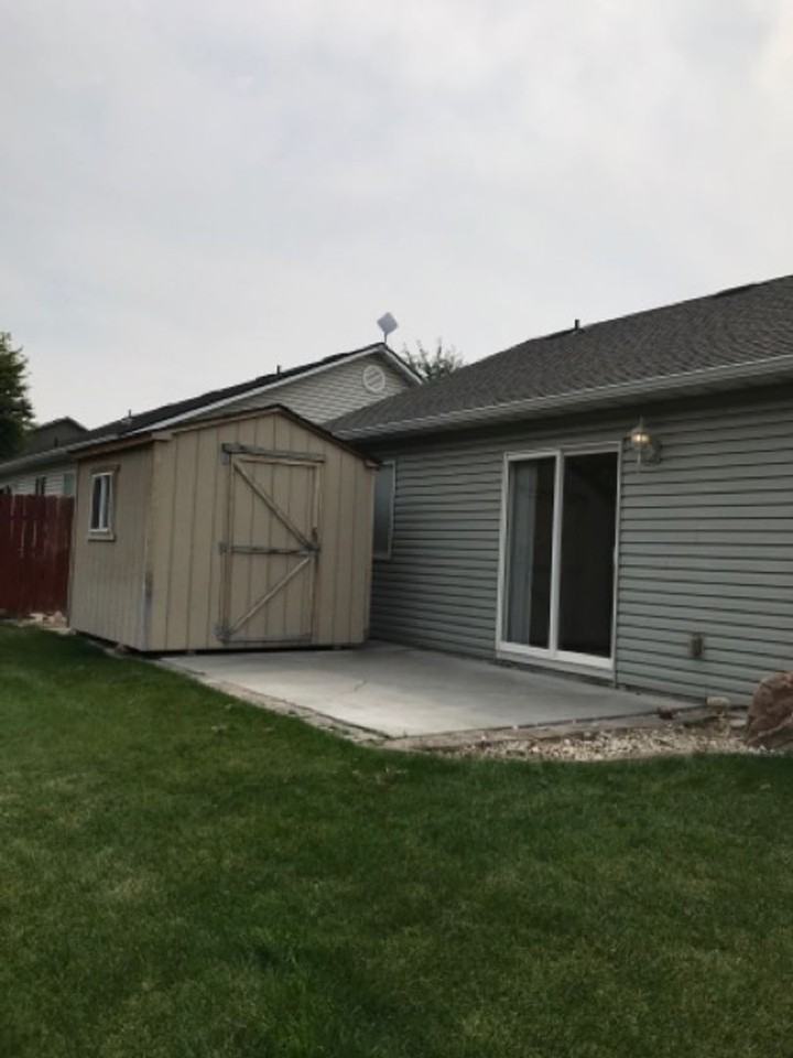 555 Parkwood Dr - Photo 3 of 11