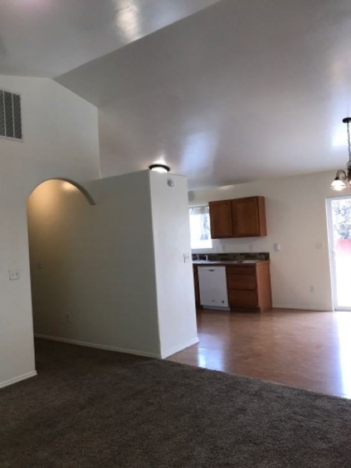 555 Parkwood Dr - Photo 4 of 11