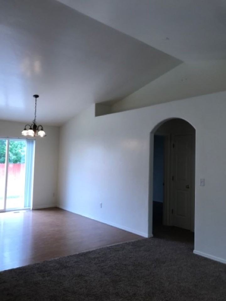 555 Parkwood Dr - Photo 5 of 11