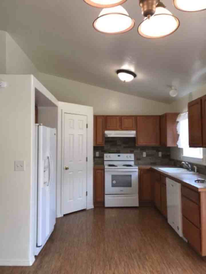 555 Parkwood Dr - Photo 6 of 11