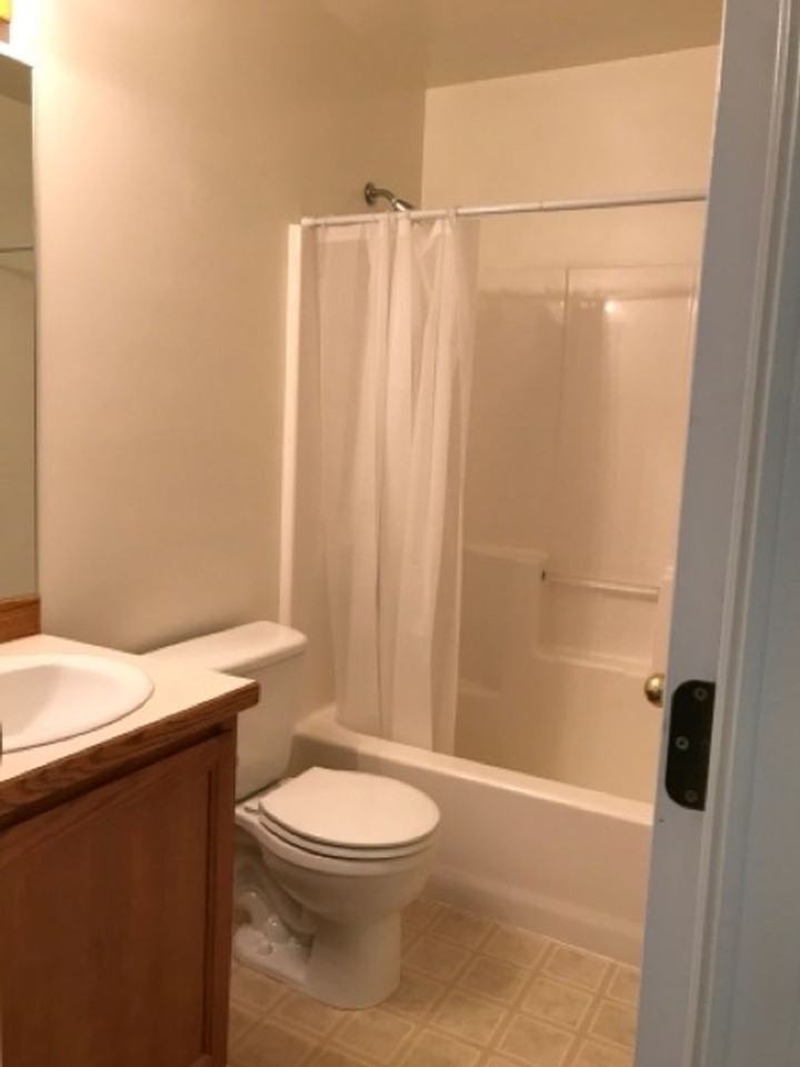 555 Parkwood Dr - Photo 7 of 11