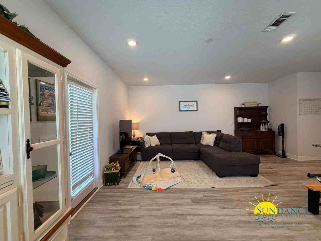 1015 Mclaren Cir - Photo 4 of 26