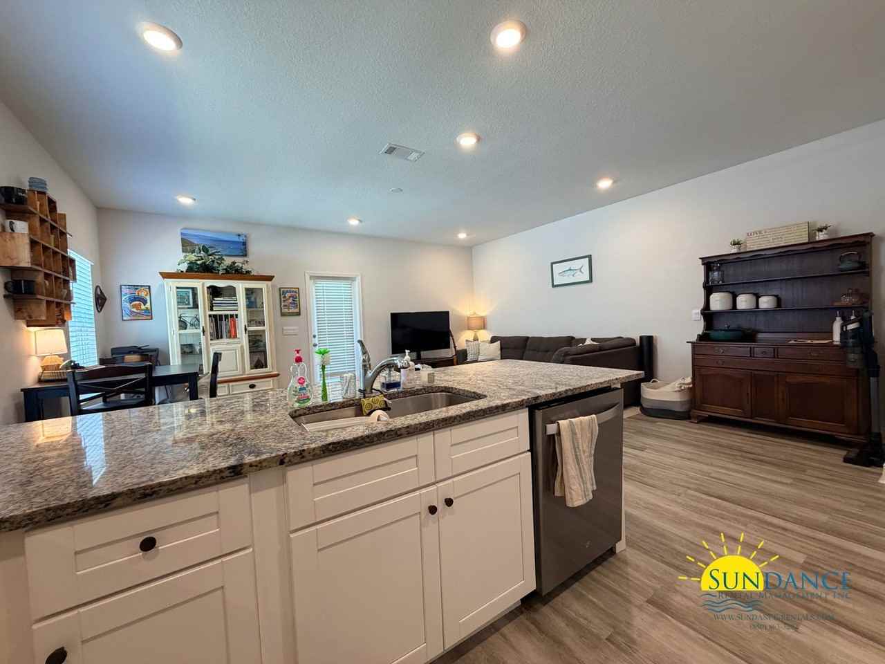 1015 Mclaren Cir - Photo 5 of 26
