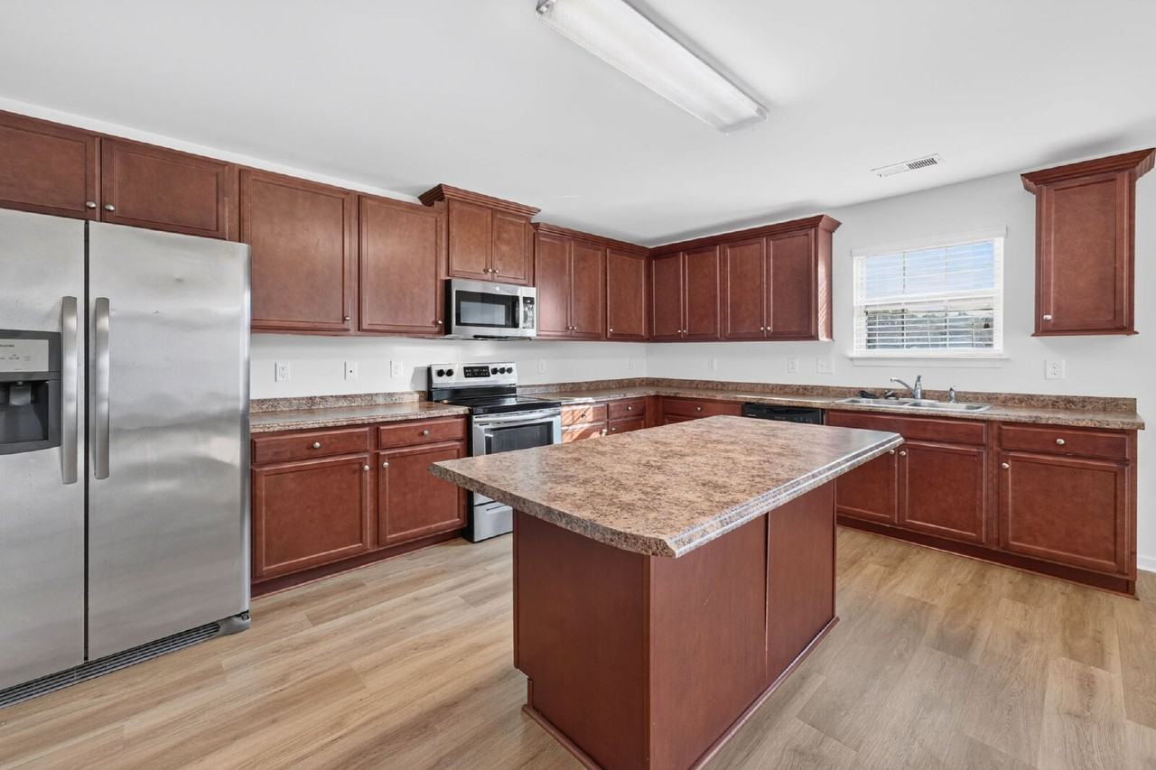 2472 Melfield Dr - Photo 4 of 40