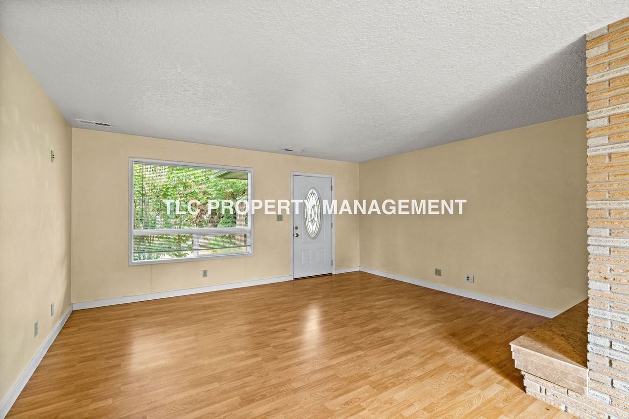 2199 Devos St - Photo 5 of 23