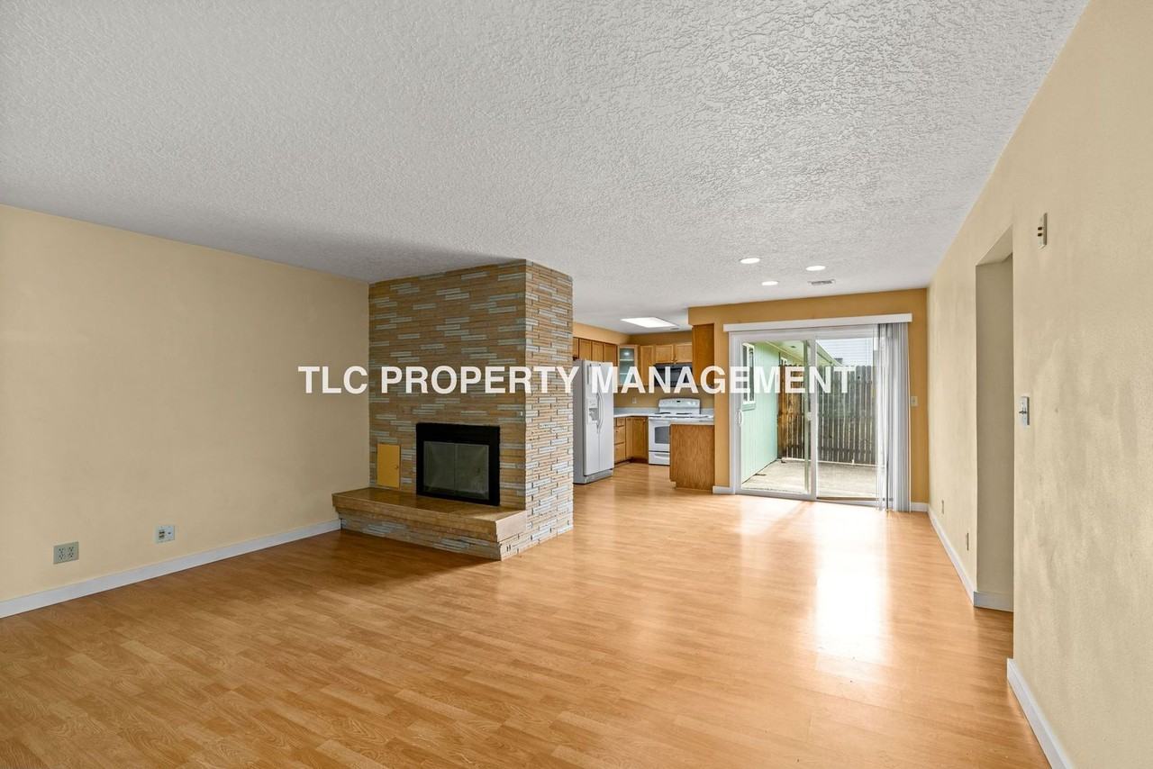 2199 Devos St - Photo 6 of 23