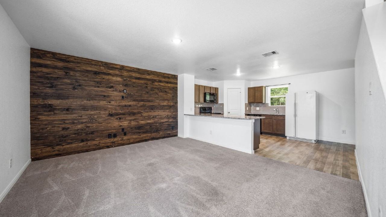 16842 Marie Village Dr - Photo 4 of 17