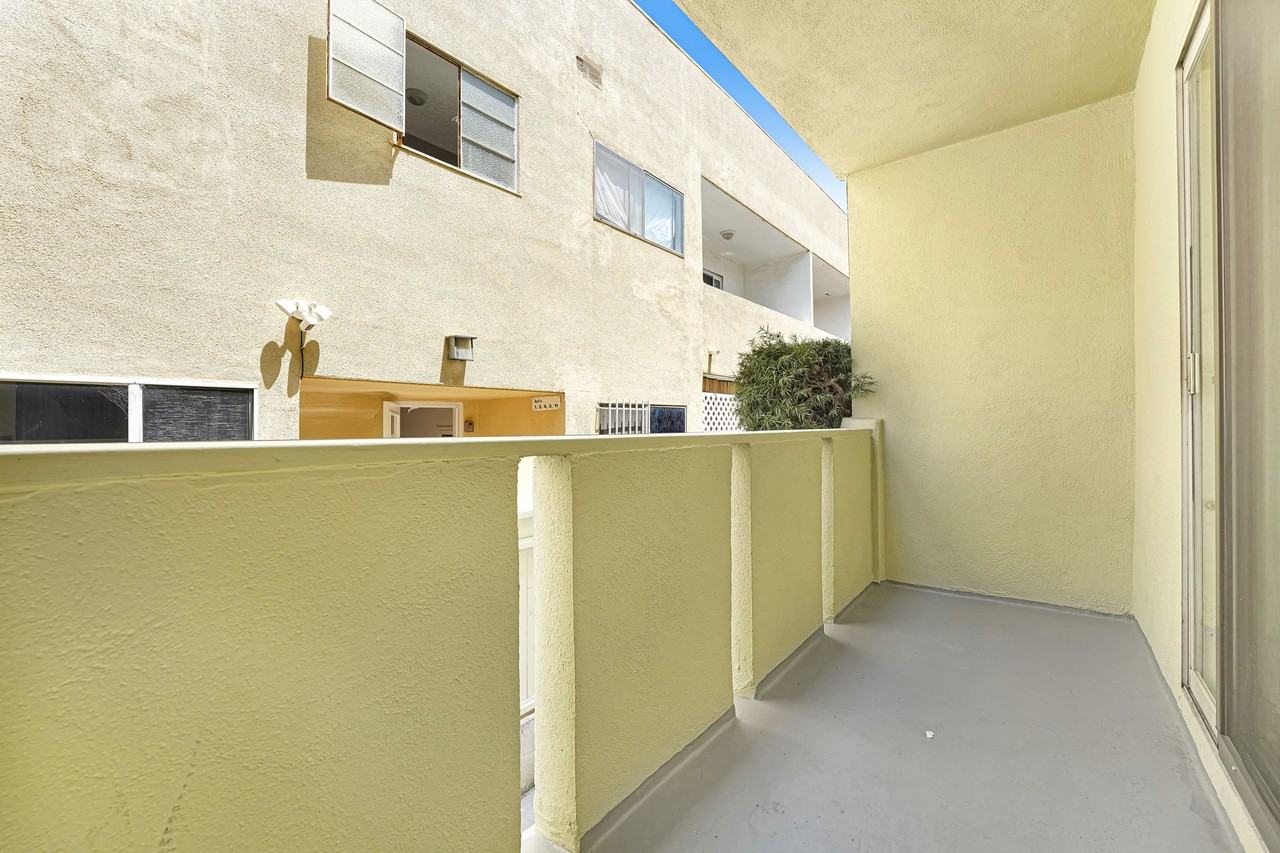 937 6th St in Santa Monica - Photo 3 of 4
