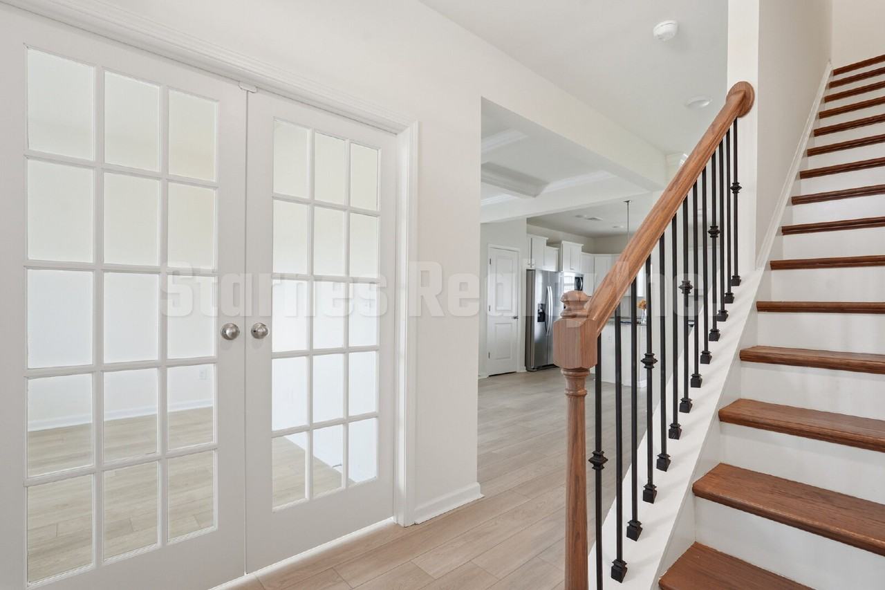 808 Pullman Loop - Photo 6 of 36