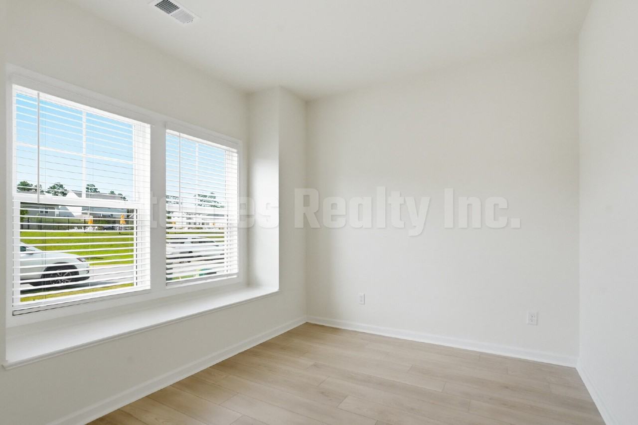 808 Pullman Loop - Photo 7 of 36