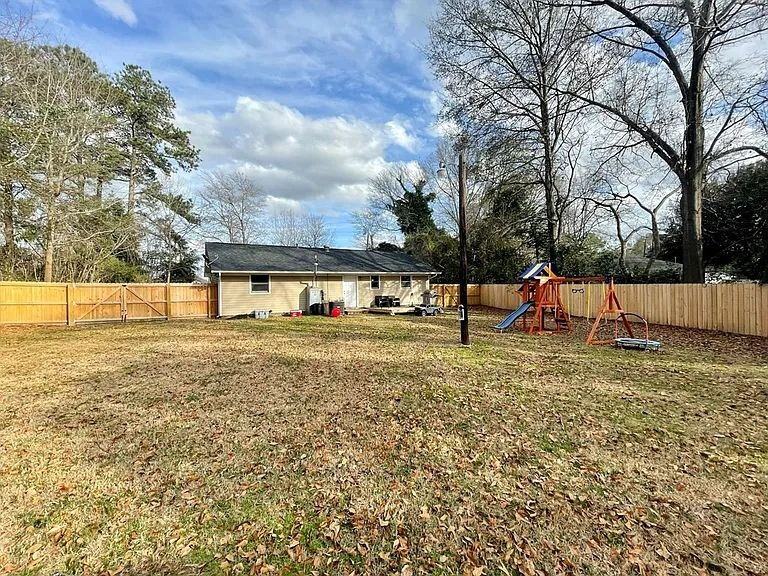 1252 Hastings Dr - Photo 4 of 18