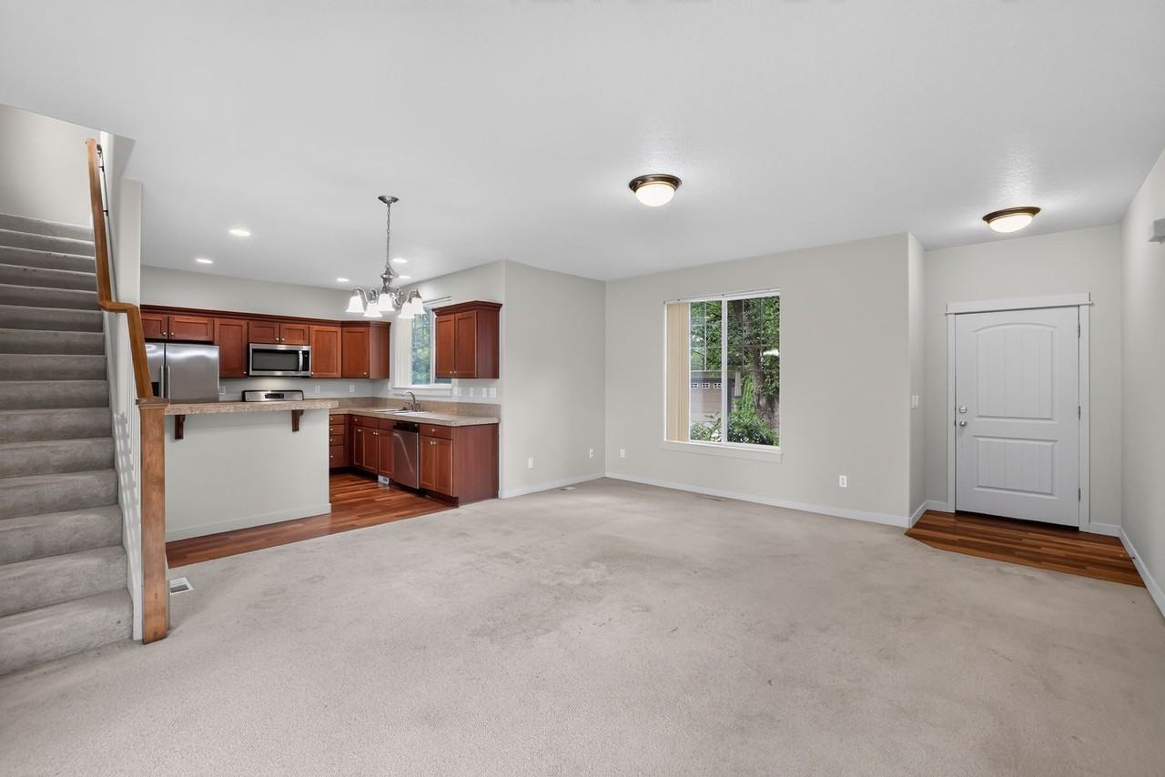 7130 Ne Ridge Dr - Photo 2 of 13