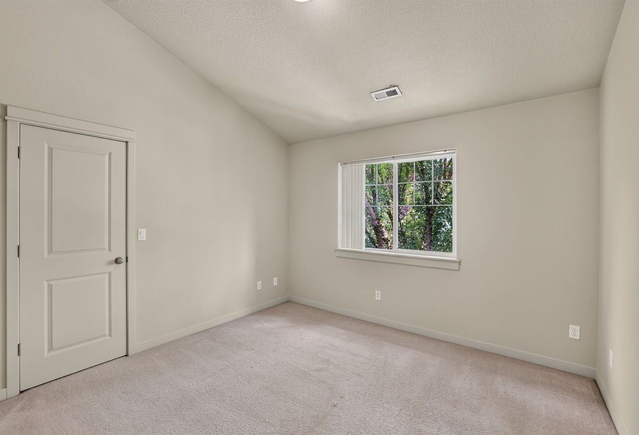 7130 Ne Ridge Dr - Photo 7 of 13