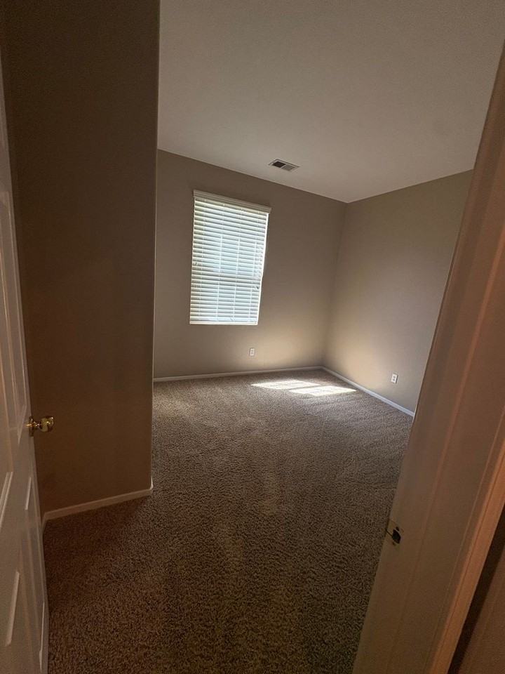 1415 Redding Rd - Photo 5 of 23