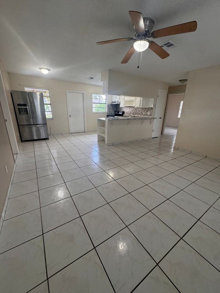 204 La Paz Dr - Photo 4 of 33