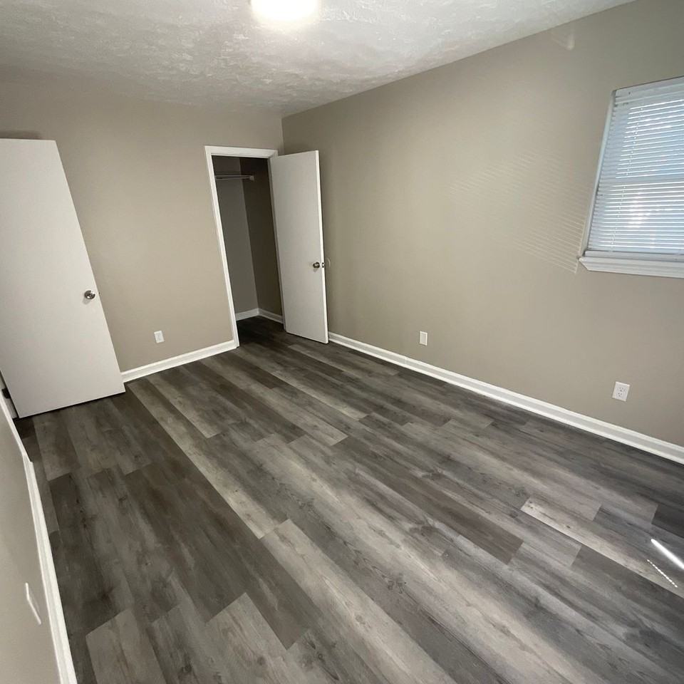 1109 W 29th St - Photo 2 of 15