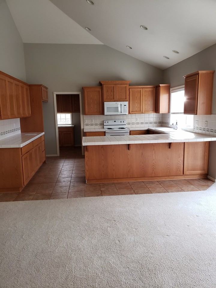 1570 Kingston Way - Photo 2 of 14
