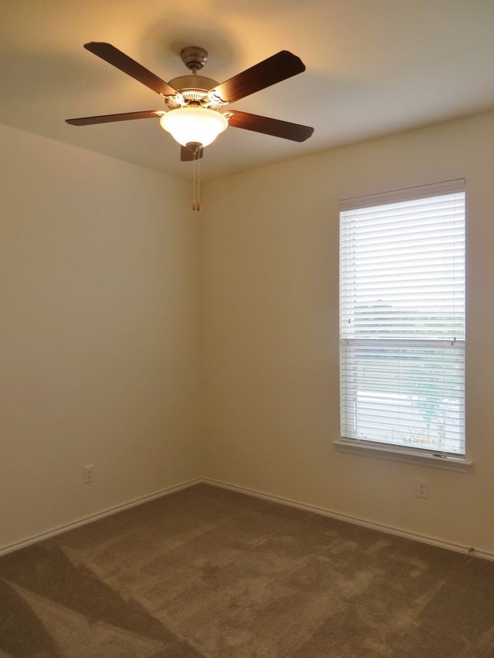 1042 Bowline Dr - Photo 3 of 28