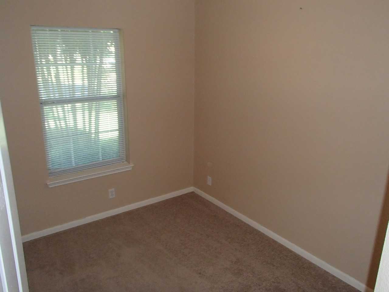 208 Juniper Dr - Photo 4 of 17